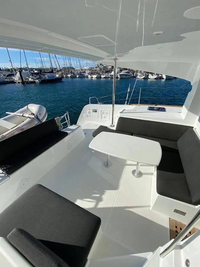 Botel Catamaran White Beach Hotel Playa Blanca